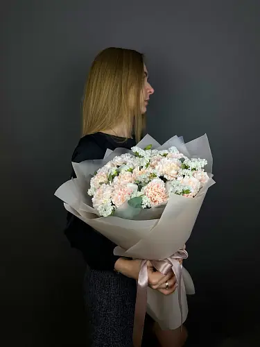 На фото №2 Букет нежных цветов из диантусов и статицы в дизайнерской упаковке