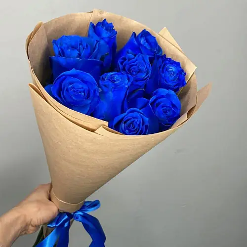 На фото №2 9 Синих роз в крафте 