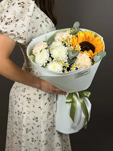 На фото №5 Букет с хризантемой и подсолнухом 