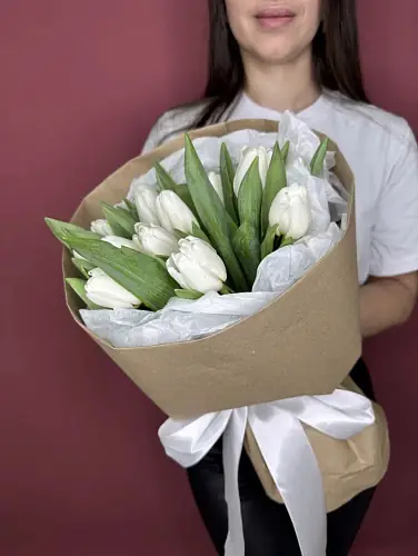 На фото №2 13 Белых Тюльпанов в упаковке
