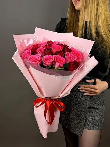 На фото №3 Нежный букет живых цветов из 21 розовой розы в дизайнерской упаковке