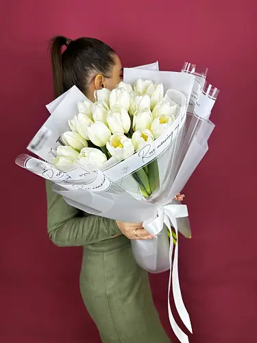 На фото №2 Букет живых цветов из 21 белого тюльпана