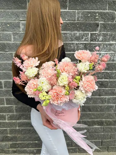 На фото №6 Нежно розовая композиция с эустомой и гвоздикой