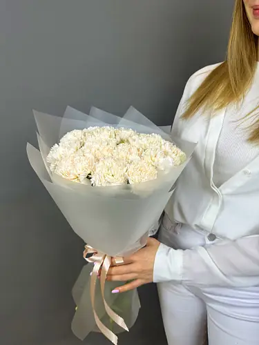 На фото №2 15 Кремовых гвоздик