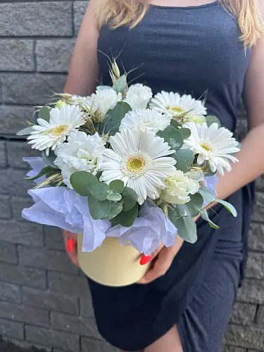 На фото №2 Шляпная коробка с эустомой и герберой 