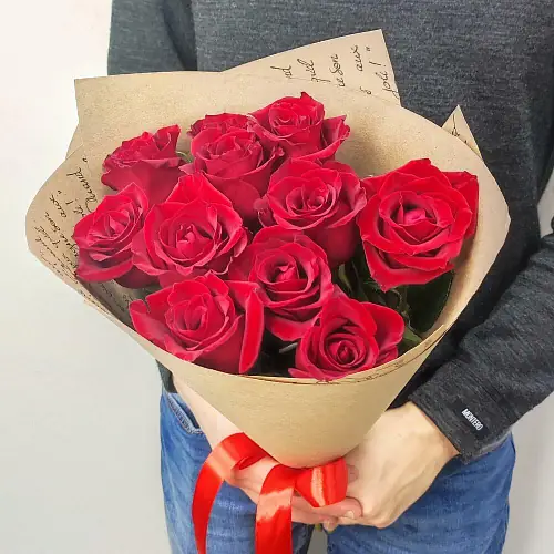 На фото №3 Букет живых цветов из розы красной премиум 11 шт в дизайнерской упаковке