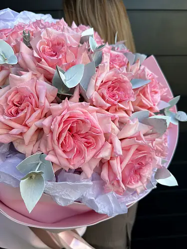 На фото №4 Букет из 15 нежных пионовидных роз с Эвкалиптом