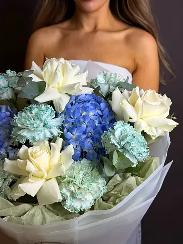 На фото №2 Букет с гортензиями и бирюзовыми диантусами 