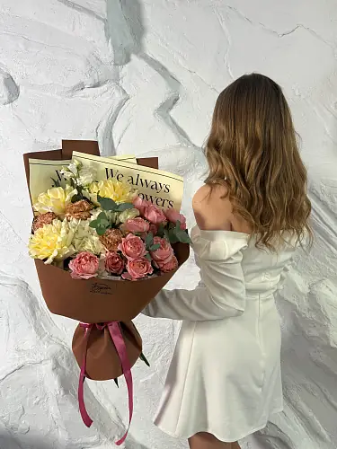 На фото №2 Авторский букет с кустовыми и пионовидными розами 