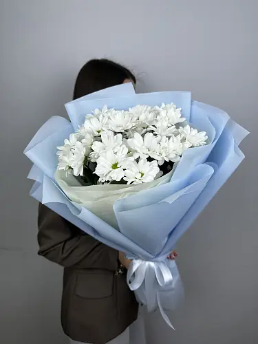 На фото №2 Букет нежных цветов из 5 кустовых хризантем в дизайнерской упаковке