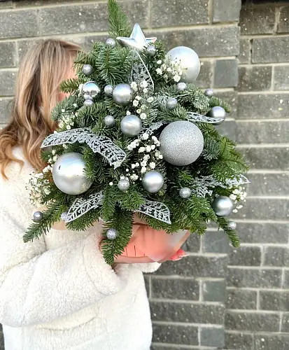 На фото №2 Новогодняя Елка с серебром