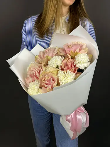 На фото №3 Нежный Букет живых цветов из белых диантусов и розовых роз в упаковке