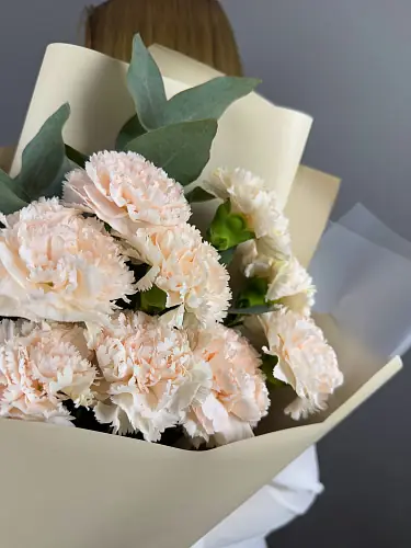 На фото №5 Диантусы с эвкалиптом