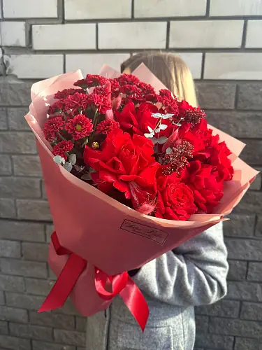 На фото №2 Букет из красных роз и хризантем 