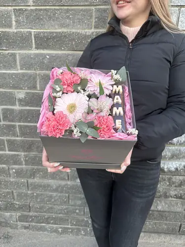 На фото №3 Цветы в коробке "Маме"