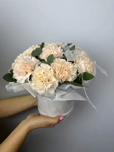 На фото №3 Букет живых цветов из нежных диантусов в белоснежной шляпной коробке