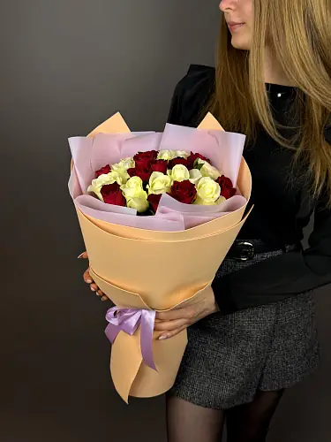 На фото №4 Букет из красных и белоснежных роз