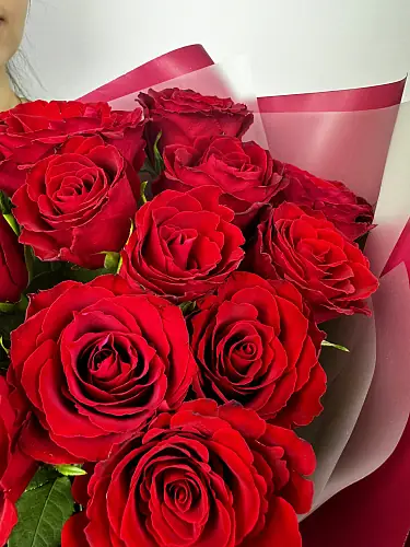 На фото №5 Свежий Букет живых цветов из 15 Красных роз в оформленный в дизайнерскую упаковку