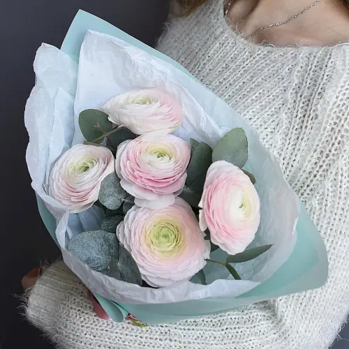 На фото №3 Ранункулюсы с эвкалиптом 5 шт