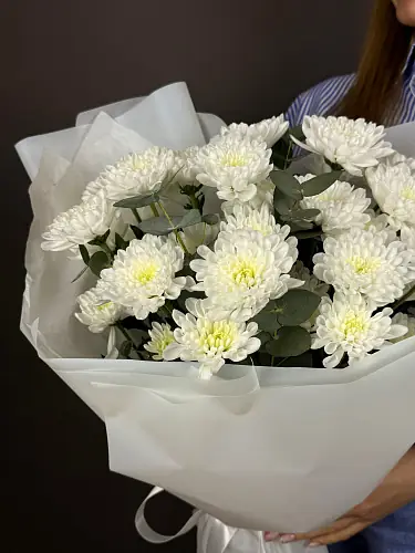 На фото №2 Букет живых цветов из кустовой хризантемы и эвкалипта