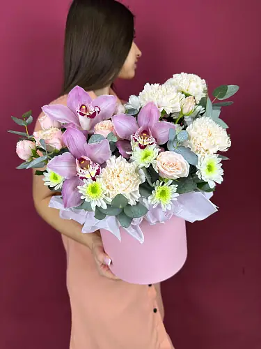 На фото №3 Композиция живых цветов с орхидеями и розами