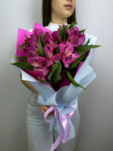 На фото №4 Букет живых цветов из 3 розовых альстромерий