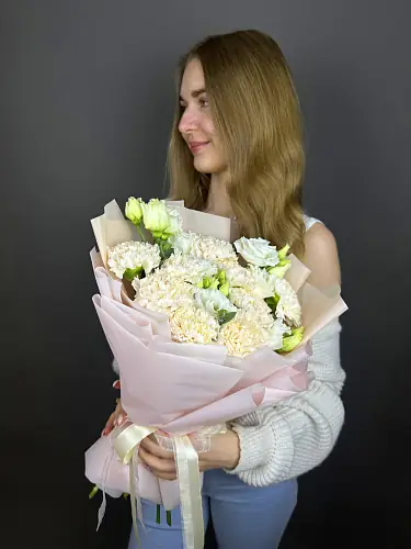 На фото №2 Букет нежных живых цветов из эустомы и гвоздики в дизайнерской упаковке