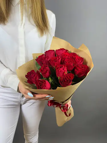 На фото №2 Букет живых цветов из 15 роз премиум