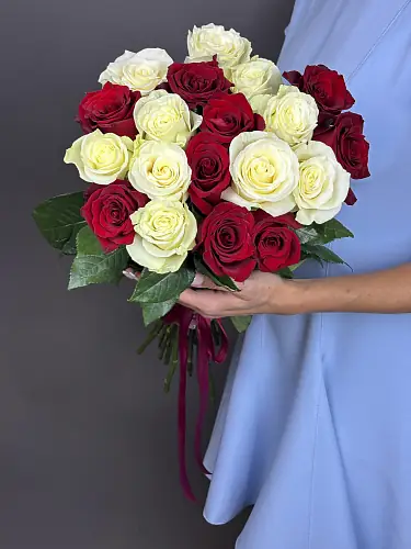 На фото №3 Букет из 19 Эквадорских роз микс 