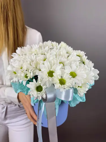 На фото №3 Букет живых цветов с хризантемой бакарди в нежной шляпной коробке