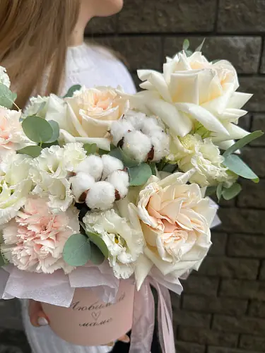 На фото №4 Нежная композиция с розами и хлопком 