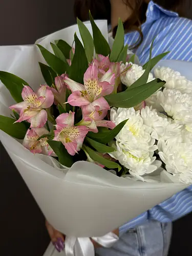 На фото №3 Букет с розовой альстромерией и кустовой хризантемой