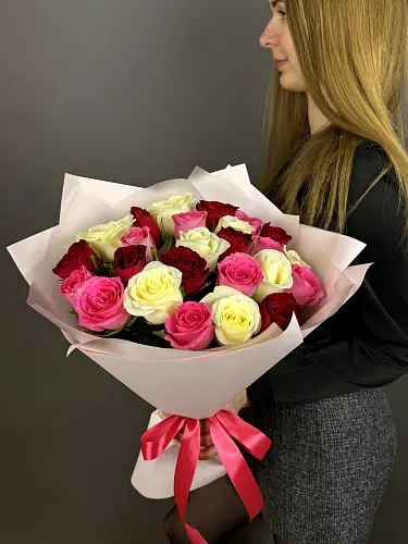 На фото №5 Нежный букет живых цветов из 25 разноцветных роз в дизайнерской упаковке