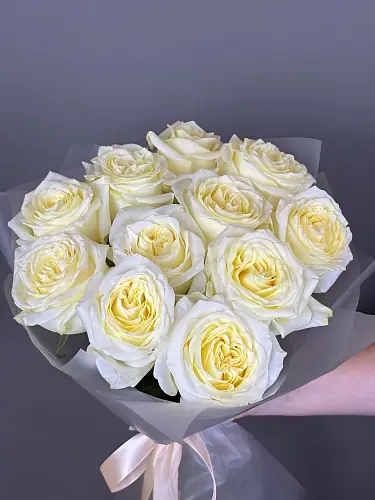 На фото №2 11 Белых Пионовидных роз в дизайнерской упаковке