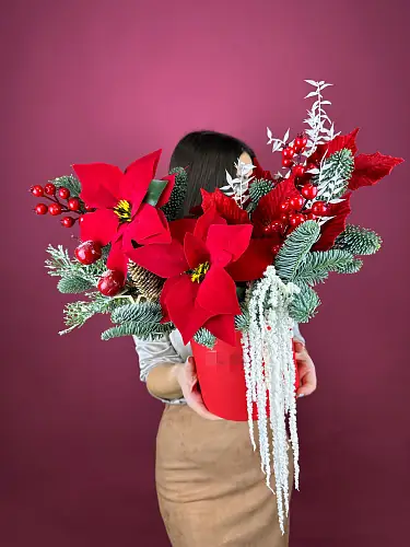 На фото №4 Цветы живые, новогодняя композиция с нобилисом и украшениями в шляпной коробке