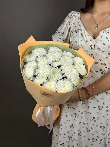 На фото №2 Букет с кружевными хризантемами 