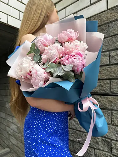 На фото №5 7 Пионов с эвкалиптов в дизайнерской упаковке 