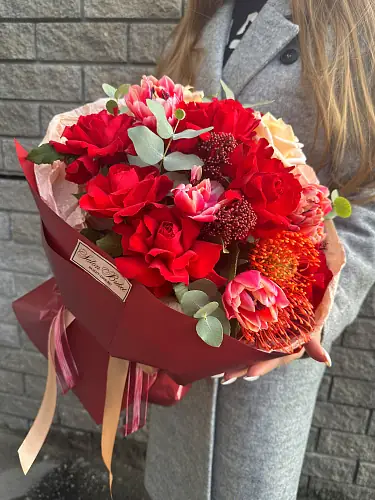 На фото №5 Букет с розами и тюльпанами 