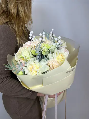 На фото №2 Новогодний букет с розами и гвоздикой