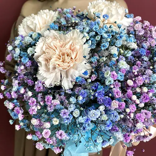 На фото №3 Композиция живых цветов с гвоздикой и гипсофилой