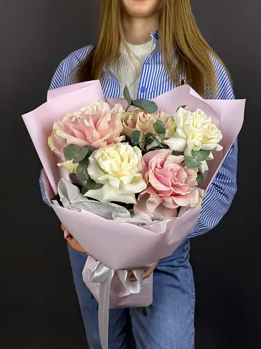На фото №3 Нежный букет из роз и эвкалипта