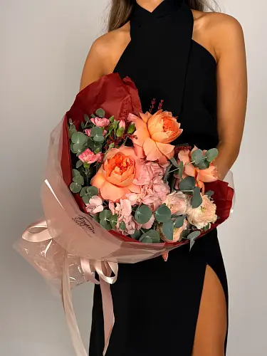 Сочный букет с розами и гортензией 