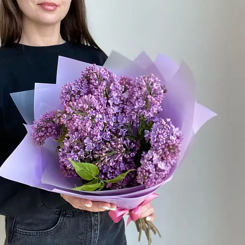 На фото №2 Композиция 5 веток сирени в дизайнерской упаковке