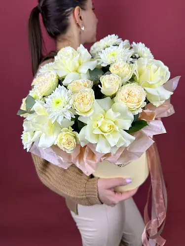 На фото №5 Композиция живых цветов с розами и хризантемой