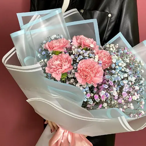 На фото №3 Букет живых цветов из Диантусов и Гипсофилы