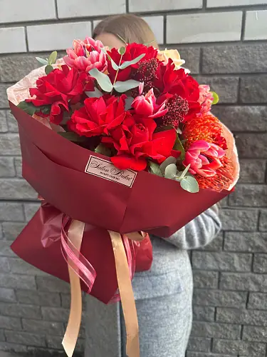 На фото №4 Букет с розами и тюльпанами 