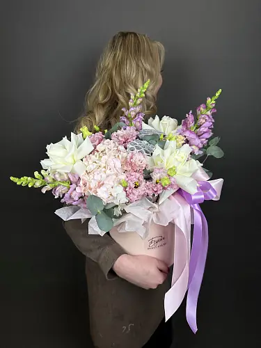 На фото №2 Авторская композиция с гортензией и розами