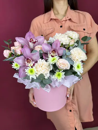 На фото №4 Букет живых цветов с орхидеями и нежными розами в шляпной коробке