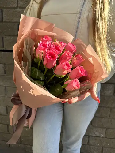 На фото №3 Букет живых цветов из 11 розовых роз