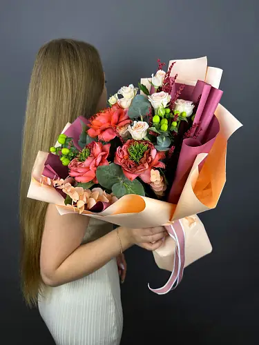 На фото №6 Букет из кустовых и пионовидных роз